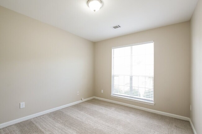 Building Photo - 520 Brooksdale Dr