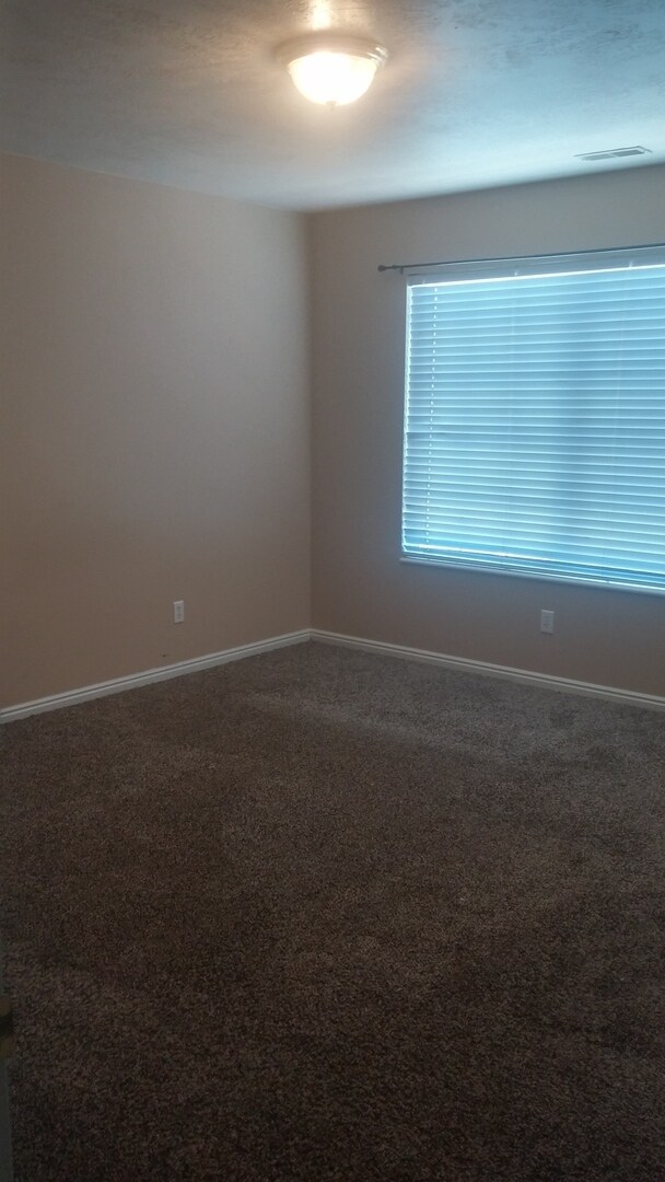 Building Photo - 3 bedroom 2 1/2 bath townhome