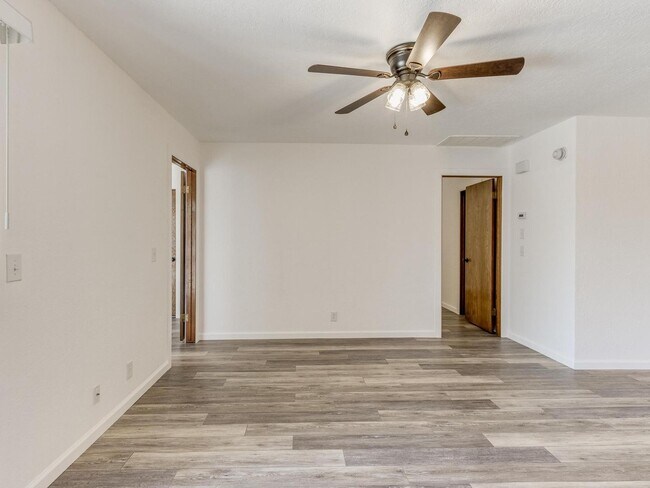 Building Photo - Beautiful 3bed/2bath Townhome Available in...