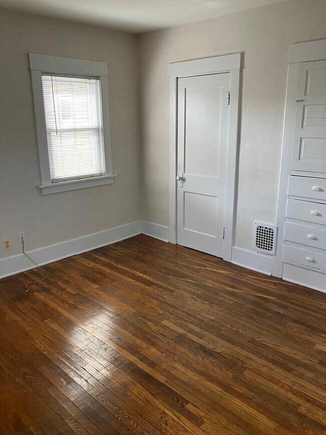 Building Photo - 55 E Hazeltine Ave