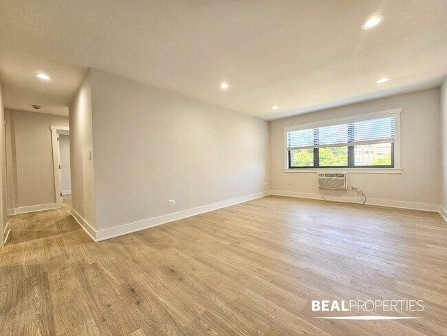 Building Photo - 698 Elm Pl