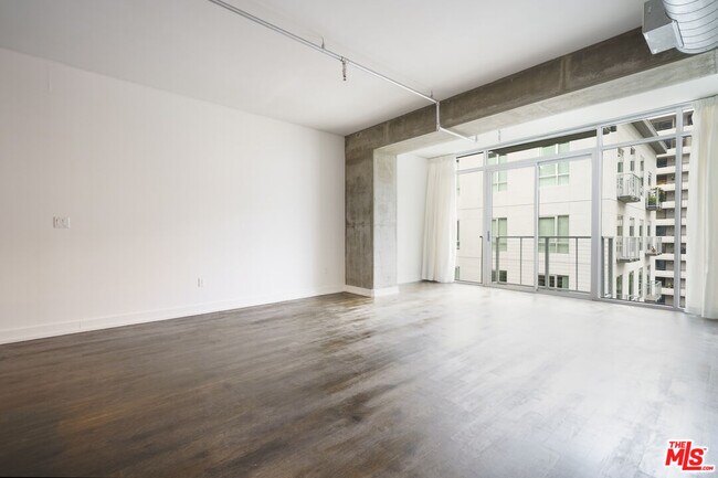 Building Photo - 645 W 9th St