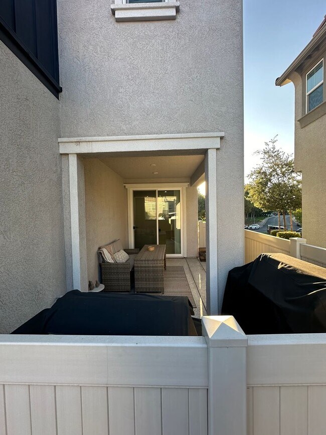 Building Photo - Modern Elegance in Roseville: Spacious 4 Bed, 3 Bath Home in Top School District!