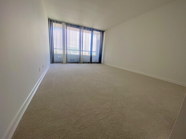 Building Photo - 529 S Flagler Dr