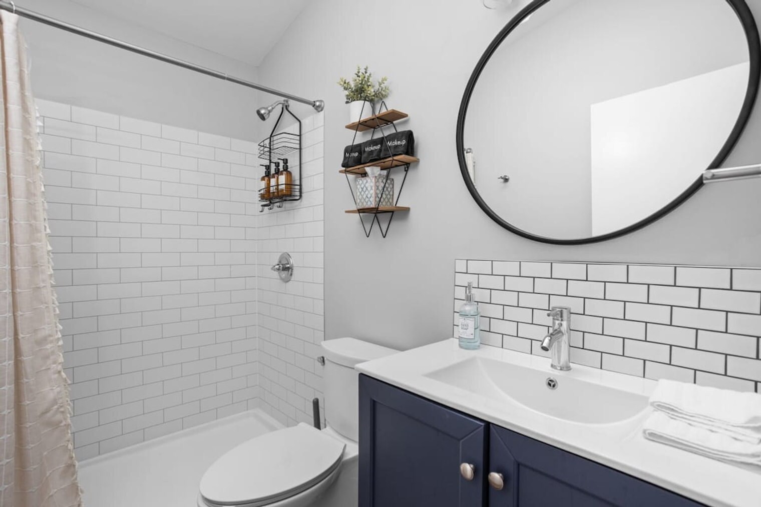 Building Photo - 1125 E 10th St