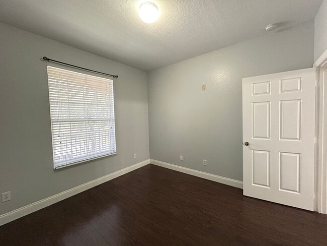Building Photo - Spacious 2/2 Condo in Gated Orlando Commun...