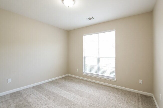 Building Photo - 520 Brooksdale Dr