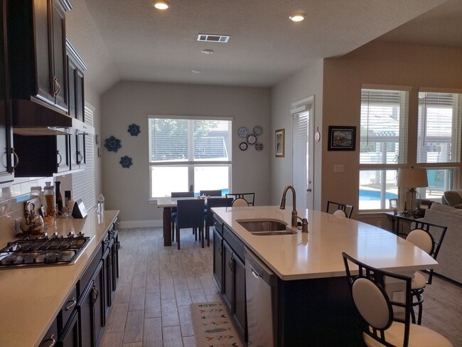 Building Photo - Beautiful 4 bedroom with a pool!!!