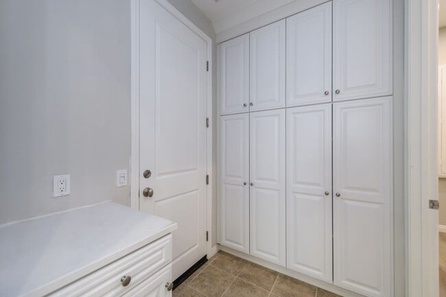 Building Photo - FOR RENT 4BD/3.5 BA/2Garage/Single Family ...