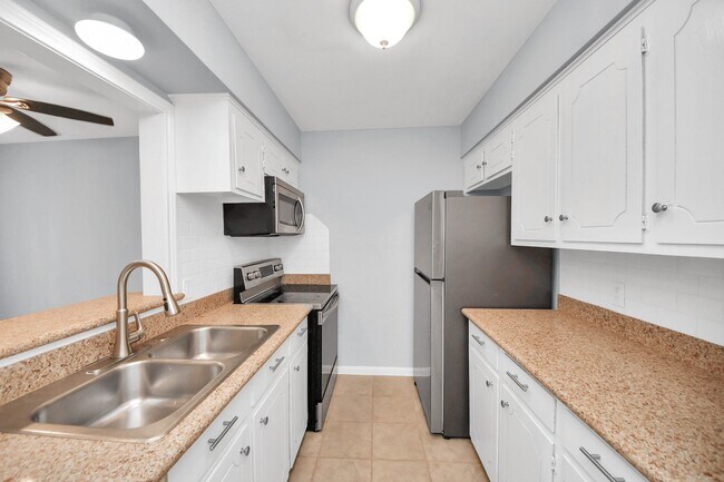 Building Photo - 10654 Hazelhurst Dr