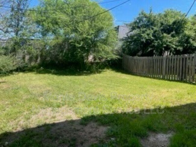 Building Photo - 2504 Manor Cir