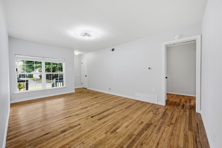 Building Photo - 1206 Bandera Ln