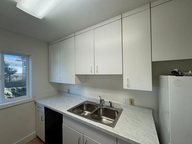 Building Photo - 708 NE Avery St