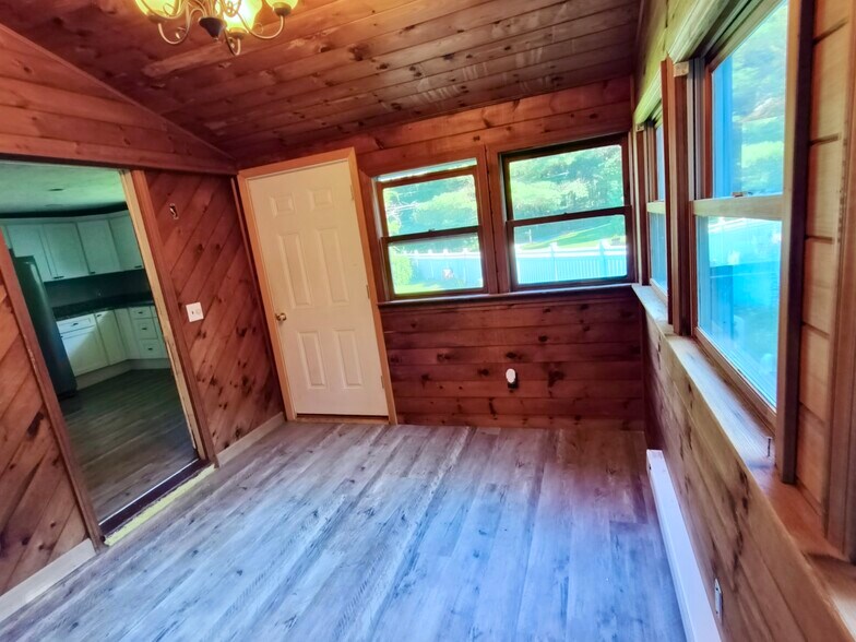 Mud Room - 28 S Spencer Rd