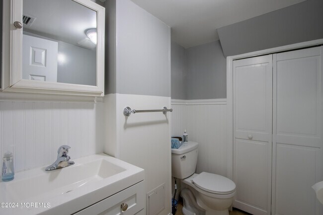 Building Photo - 32 Howland Ave