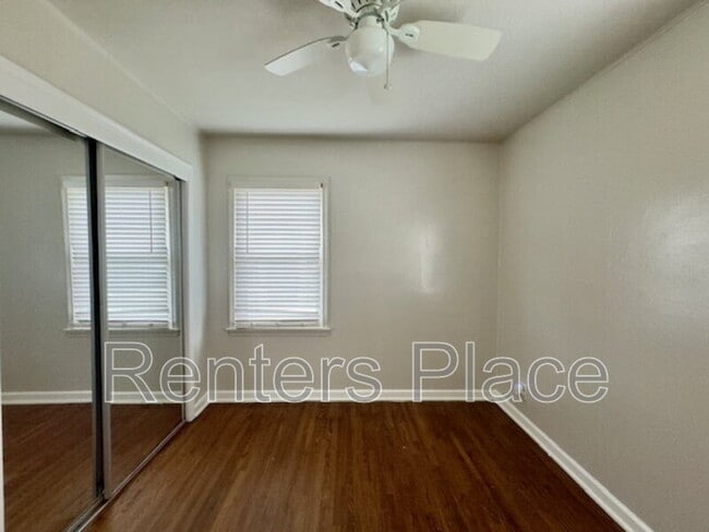 Building Photo - 208 E 45th Pl