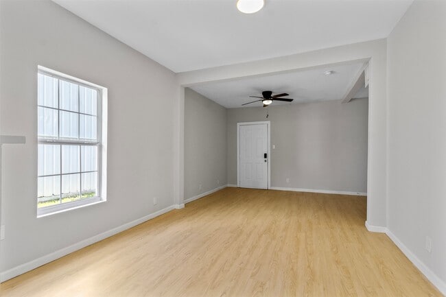 Building Photo - 405 Medina St