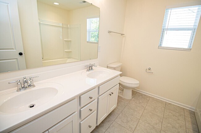 Building Photo - Great Wesley Chapel Location!