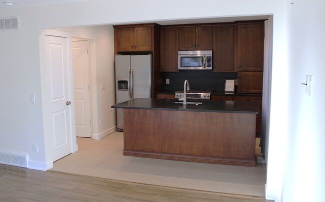 Building Photo - 1856 Coolidge Rd