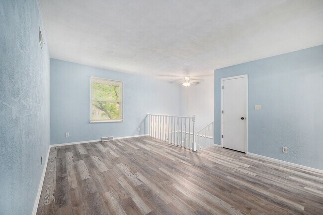 Building Photo - ****AVAILABLE NOW**** Huge Independence Du...