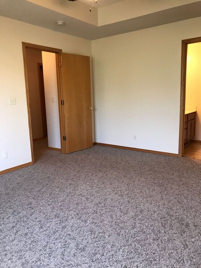 Building Photo - Executive Rental 2 Bedroom 2 Bath 2 Car Garage Duplex