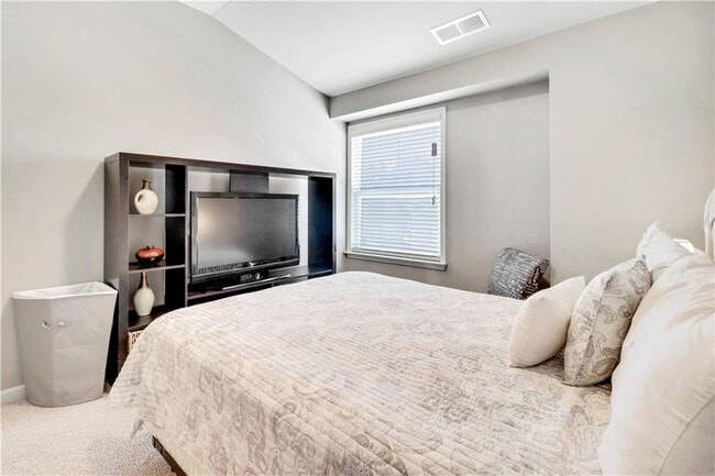 Building Photo - 5084 Whiteoak Terrace SE