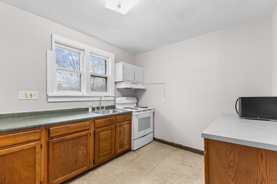 Building Photo - 922 Dakin St