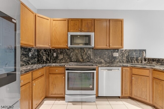 Building Photo - 107 Gladstone Dr