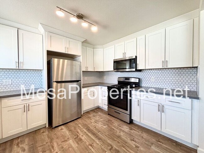 Building Photo - 820 Caliente Dr