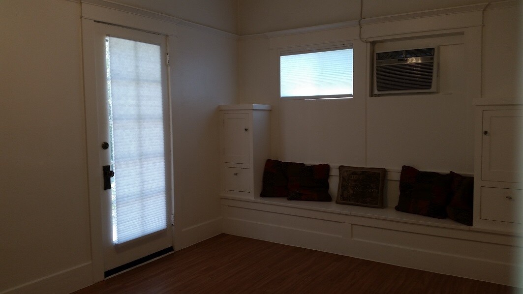Building Photo - 312 W Lynwood St