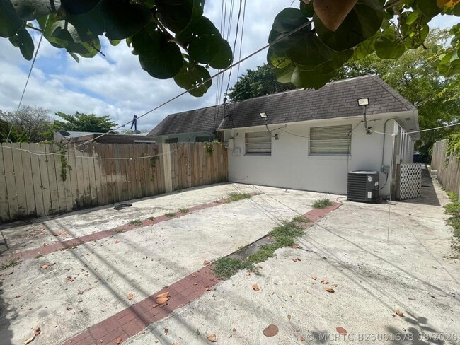 Building Photo - 1316 NW 8th Ave