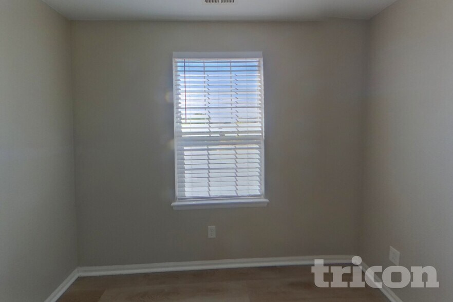 Building Photo - 647 Clarendon Dr