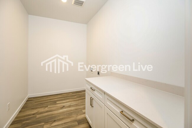 Building Photo - 308 Ravello St