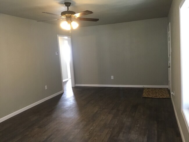Building Photo - COLLEGE PROPERTY---PRE-LEASING FOR AUGUST! Amazing Updates! 3 bedroom 2 bath