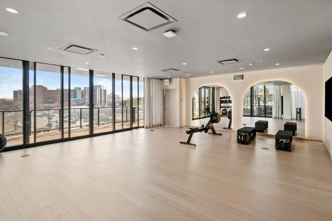 Building Photo - 503 S Damen Ave