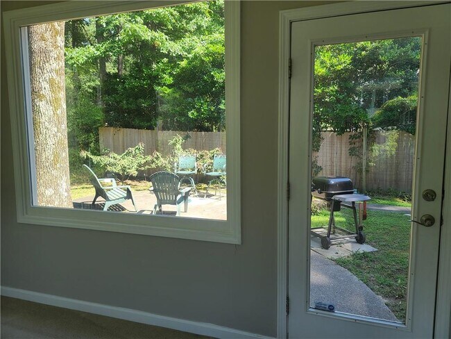 Building Photo - 2520 Riverglenn Cir