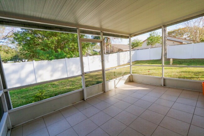 Building Photo - 3 bed 2.5 bath townhome in Gated Providence Lake Brandon