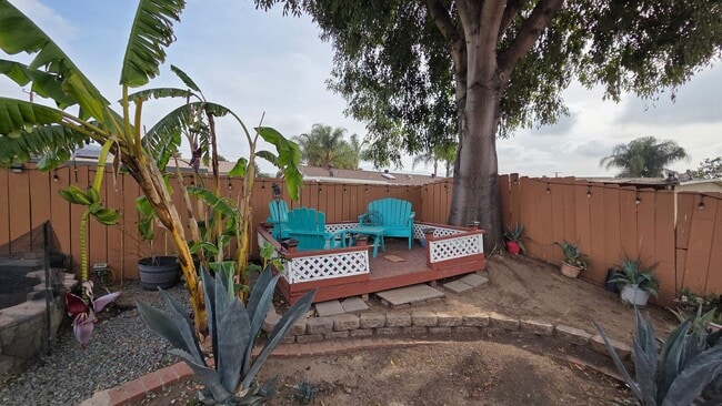 Building Photo - Spacious 3 bed 1 bath with a large backyard! Available 4/1/2026