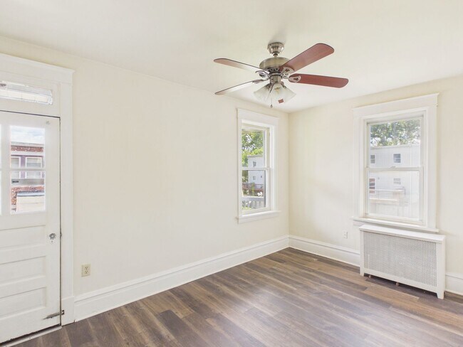 Building Photo - Large 3 Bedroom on 2nd St