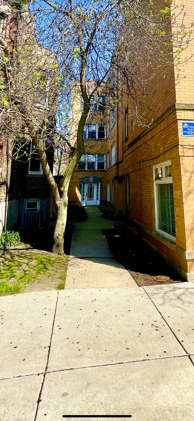 Building Photo - 3917 N Southport Ave