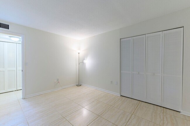 Building Photo - 2 Bedroom / 2 Bath Condo
