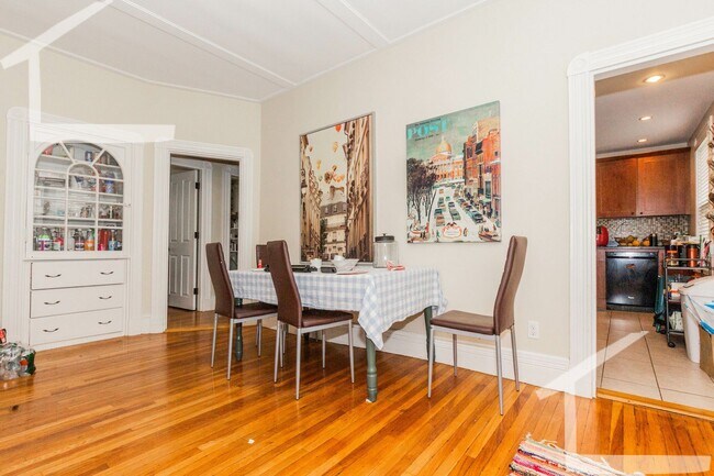 Building Photo - Charming 4 Bedroom-No Broker Fee