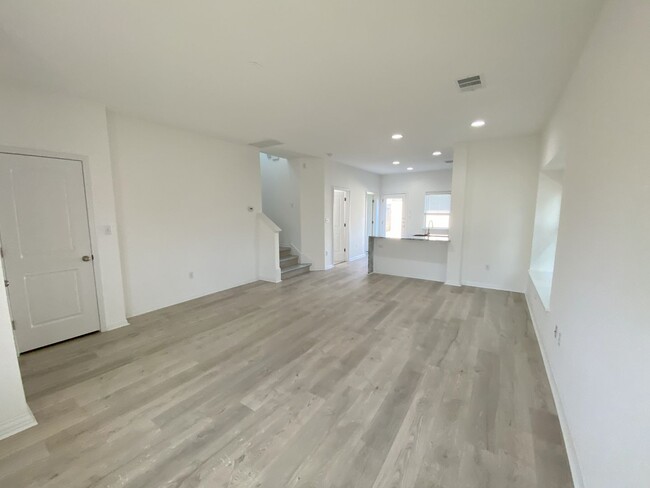 Building Photo - Modern Comfort Meets Ideal Location - 3BR/...