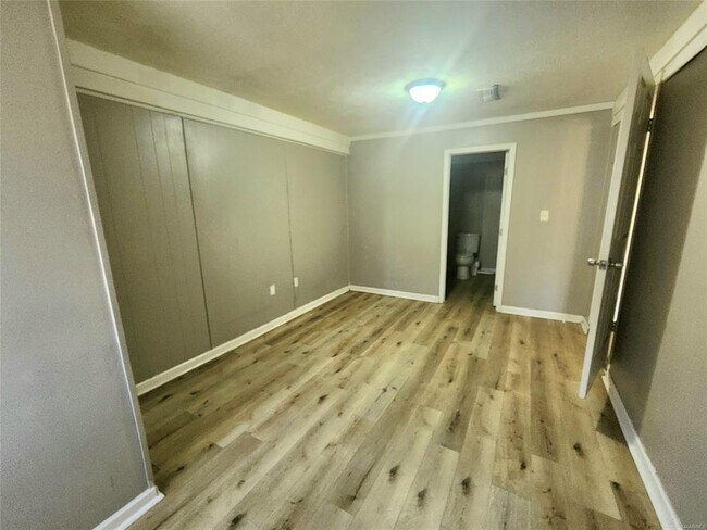 Building Photo - 102 White Oak Dr