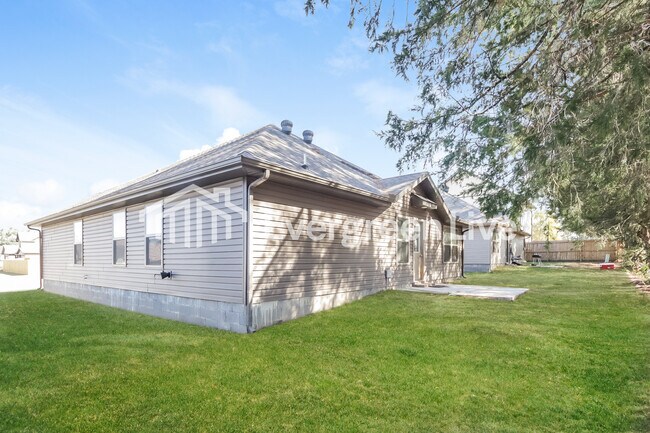 Building Photo - 600 E Osage Trce