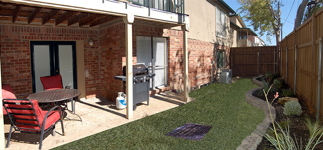 Large private patio - great for pets and a BBQ! - 6723 Eastridge Dr