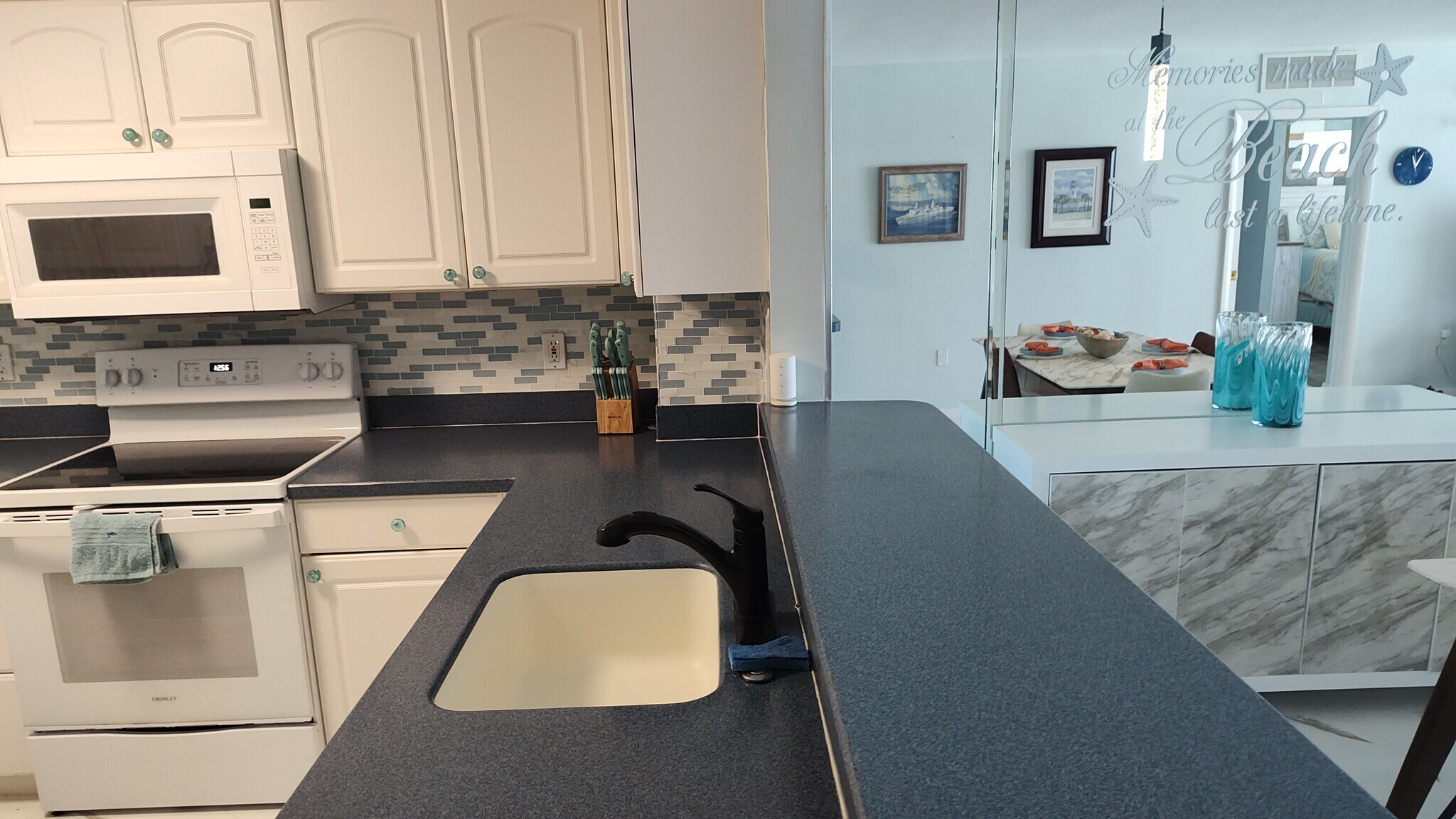 Building Photo - 9940 S Ocean Dr