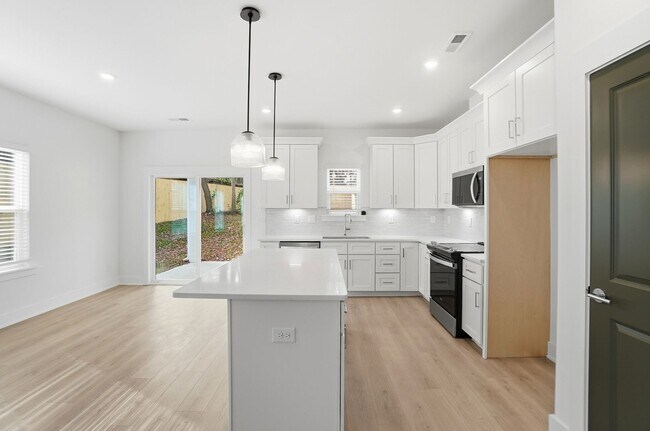 Building Photo - Bright & Modern New Construction Townhome