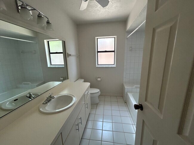 Building Photo - 4137 Woodview Dr