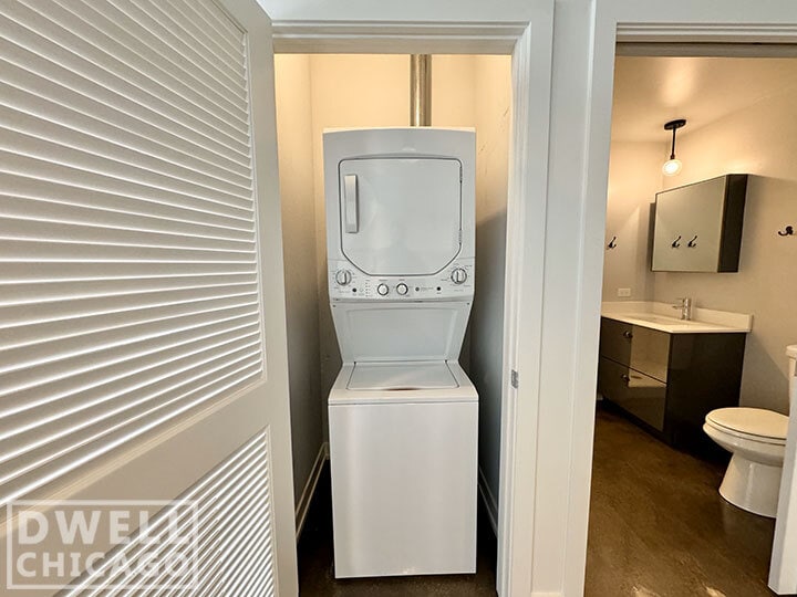 Building Photo - 102 W Chicago Ave